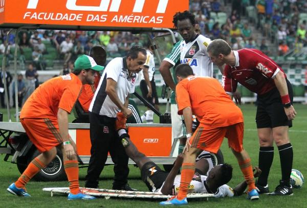 Dr. Albino Pinto atende Riascos: mdico foi quem bancou escalao de Nen