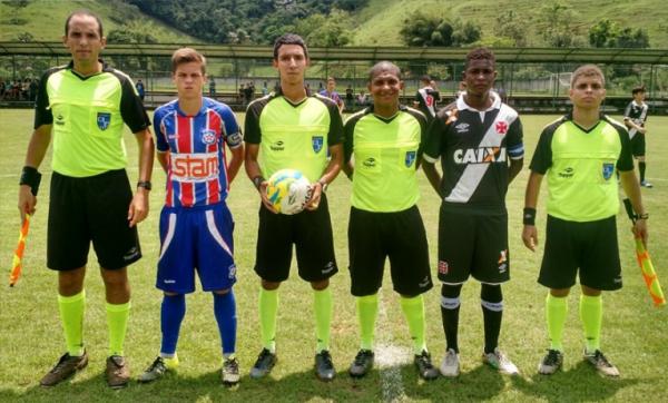 Marcelo Germano, capito do sub-14, posa para foto antes da partida