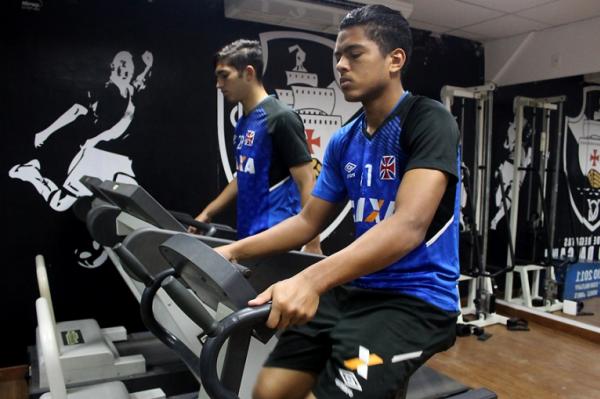 Andrey e Evander suando a camisa na academia