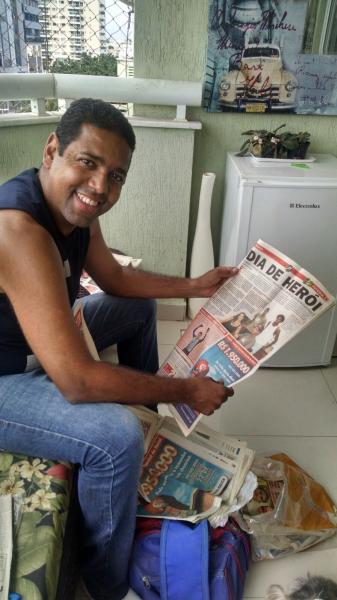 Henrique e os jornais do dia seguinte do gol que afastou o rebaixamento