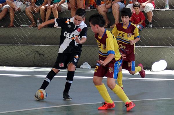 Agner Moura, do sub-11, em ao contra o Madureira