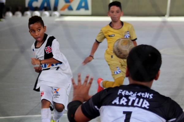 Caio Joshua, do sub-09, momento antes de anotar um dos tentos do triunfo cruzmaltino