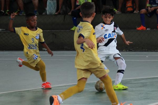 Kaio Nbrega, do sub-09, arrisca chute para o gol