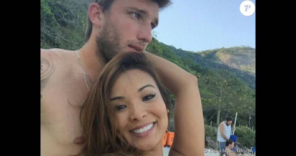 Foto: Carol Nakamura e o jogador de futebol Aislan Lotici se