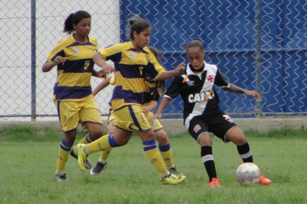 Ronaldinha tentando se livrar da forte marcao das adversrias