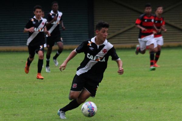 Roger Ribeiro puxando jogada de contra-ataque do Vasco