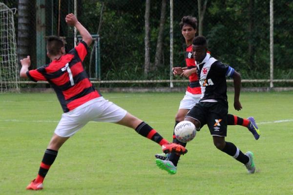 Zagueiro Marcelo afasta o perigo da defesa