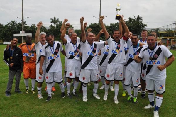 Vascanos erguem o trofu aps goleada sobre o Botafogo