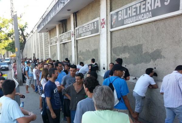 Vendas para Vasco x Corinthians comeou sbado, e dias tm sido de filas em So Janurio
