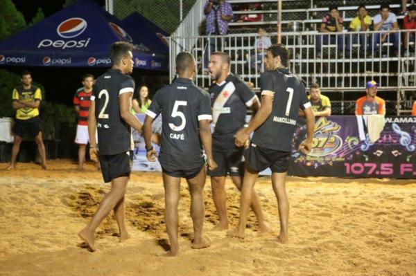 Jogadores vascanos comemoram um dos pontos da partida