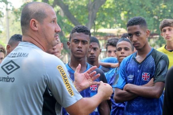 Treinador Mrio Jorge conversa os jogadores durante a atividade