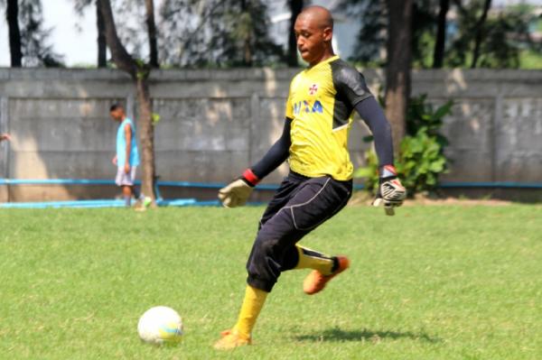 Luco em treinamento do sub-15 cruzmaltino em Manguinhos