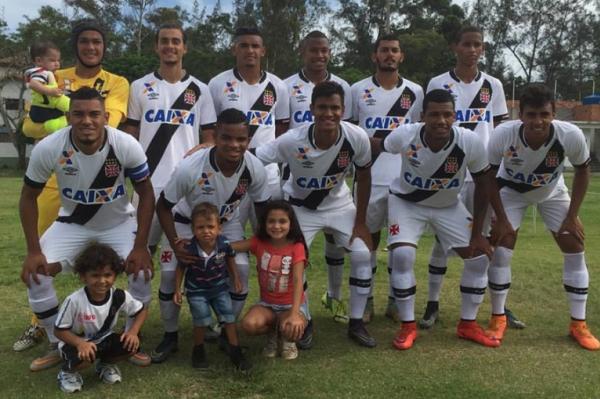 Equipe sub-20 posa para foto antes do amistoso do ltimo sbado em Bzios