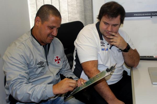 Mrio Jorge e Pedro Monteiro trocam opinies sobre o esquema ttico da categoria sub-15