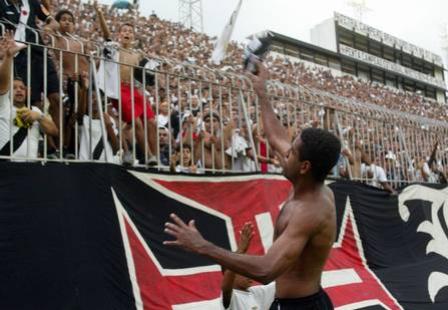 Henrique comemora com a torcida a permanncia na Srie A