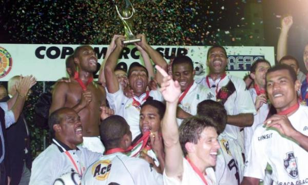 Jogadores do Vasco comemoram a vitria sobre o Palmeiras por 4 a 3 e o ttulo da Copa Mercosul