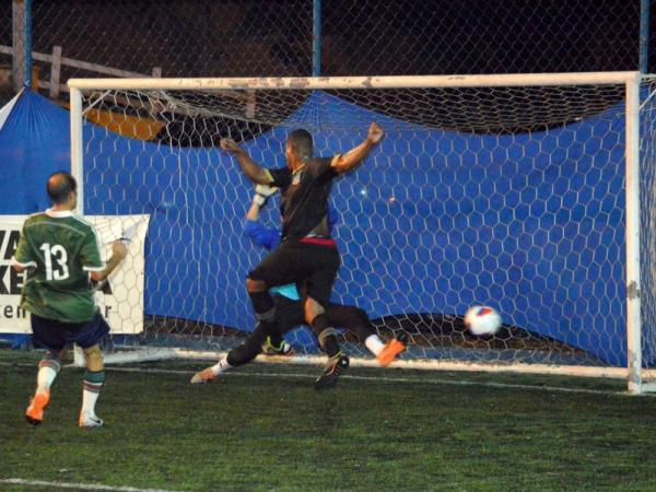 Z Renato marcou trs vezes na grande vitria, de virada, do Vasco sobre o Fluminense