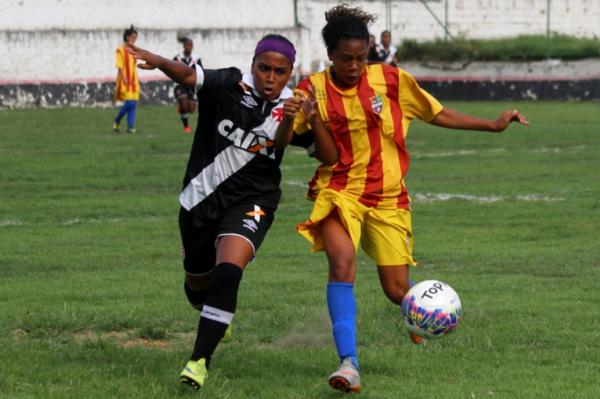 Rayane tenta superar forte marcao do Barcelona