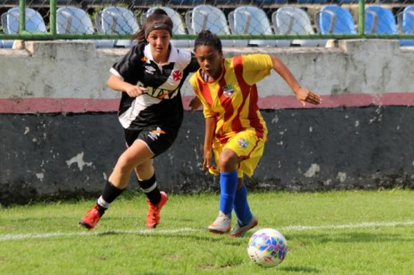 Andressa tenta escapa pelo flanco direito