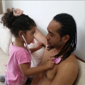 Everton sendo tratado pela filha, em agosto de 2014. Meia encerrou a carreira no comeo de 2015, aos 29 anos