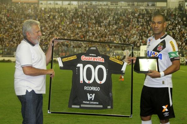 Vice-presidente Jos Luis Moreira posa com o zagueiro Rodrigo