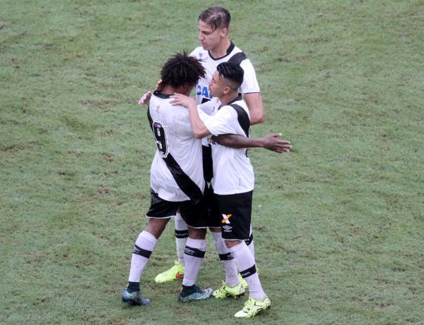 Garotada vascana comemora o gol da vitria em cima do Flamengo