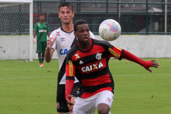 Richard disputa bola com atacante rubro-negro