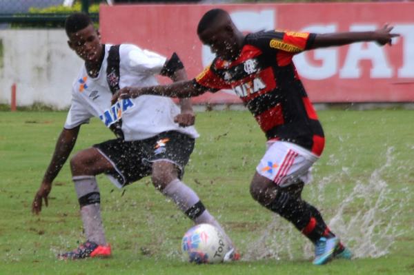 Chuva atrasou o incio da partida. Na foto, Alan desarma o rubro-negro Klebinho