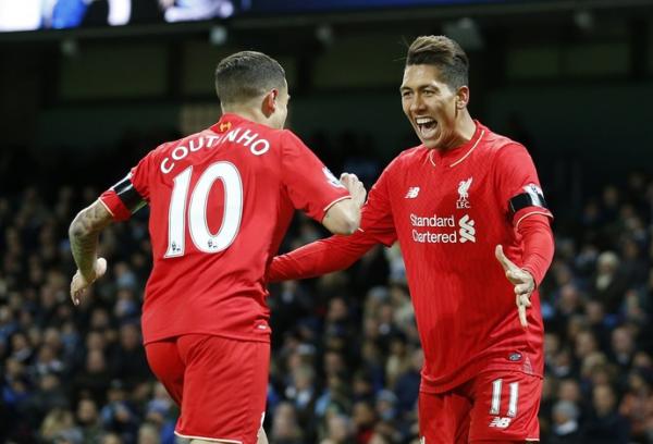 Philippe Coutinho e Roberto Firmino comemoram durante a vitria sobre o Manchester City