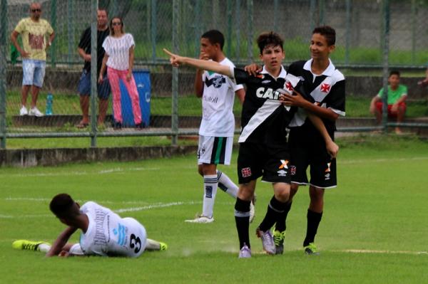 Ao lado de Ganso, Joo Vicente vibra aps golao marcado