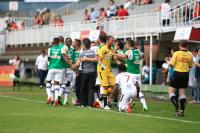Jogadores comemoram gol de Nen