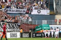 Jogadores comemoram gol de Nen