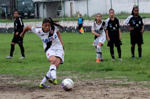 Thayane Higino marcou de pnalti o sexto gol vascano
