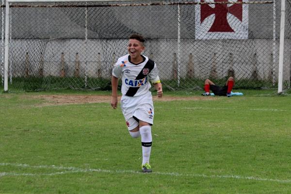 Capito Vincius Gonalves festeja gol da classificao do mirim para a semifinal