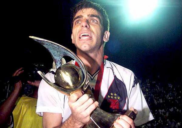 Juninho levantando a taça da Mercosul de 2000