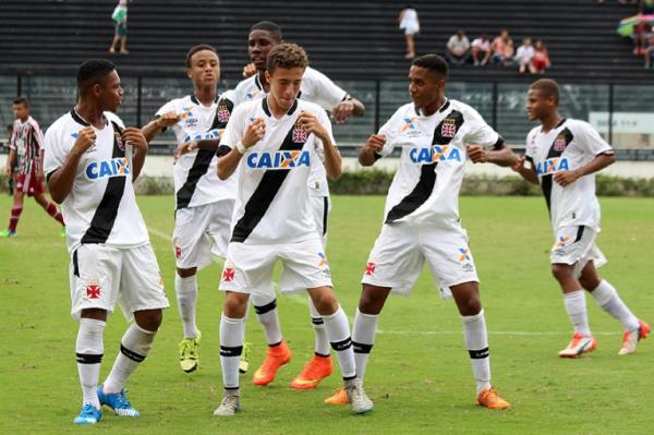 Jogadores cruzmaltinos comemoram gol marcado por Joo Pedro