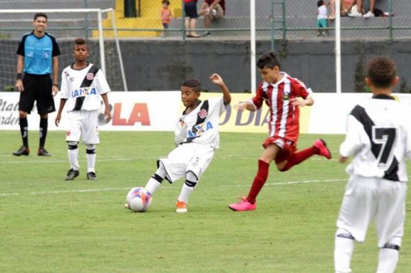 Riquelme, do sub-09, em ao contra o Union Football