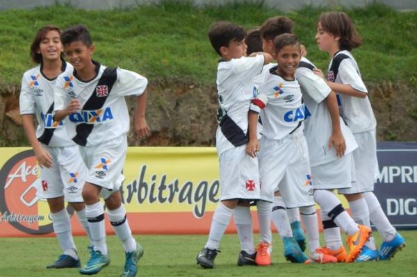 Garotada do sub-10 festeja gol marcado contra o Maric