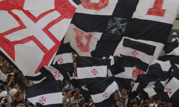 Torcida do Vasco vibra em partida contra o Sport. Equipe precisa vencer nas duas ltimas rodadas para ampliar chances de ficar na Srie A