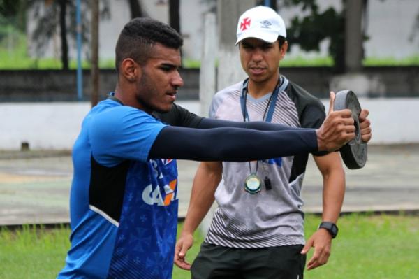Goleiro Yuri faz exerccios sob olhares de Brandi Regato