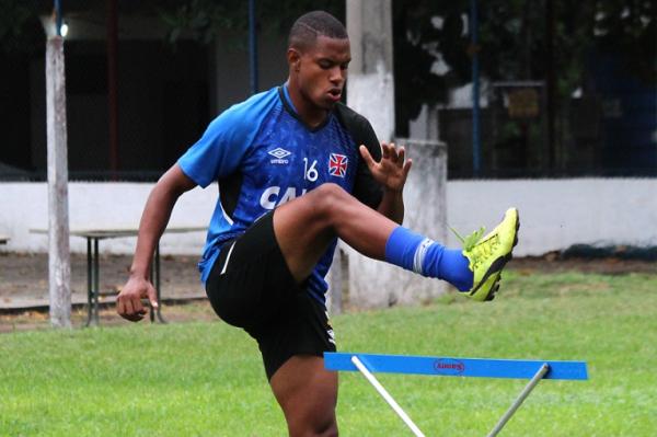 Volante Jussa suando a camisa antes dos treinamentos tcnicos e tticos