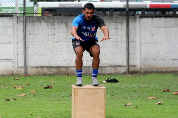 Zagueiro Arthur Minota executa atividade no CT de Manguinhos