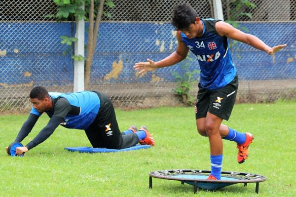 Goleiro Matheus Cabral e volante Iago ndio realizando o trabalho de equilbrio