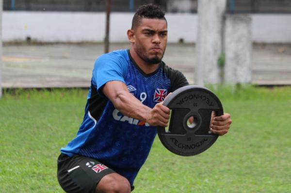 Zagueiro Lucas Barboza fazendo levantamento de peso