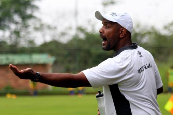 Vincius Almeida orienta jogadores em Xerm