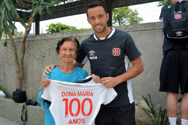 Ilustre torcedora vasca�na ao lado do camisa 10 Nen�