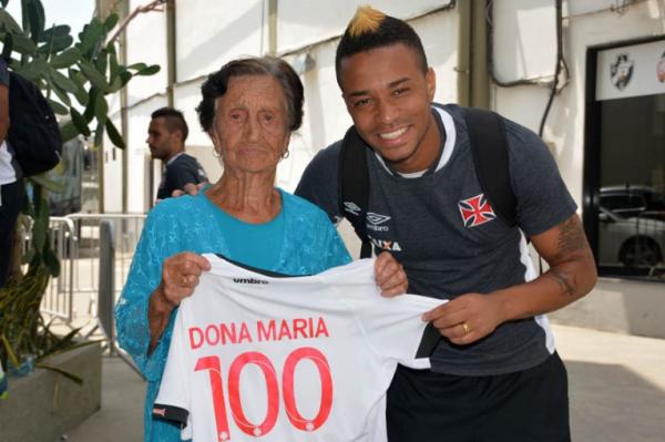 Dona Maria ao lado de Rafael Silva, her�i do 23� t�tulo estadual