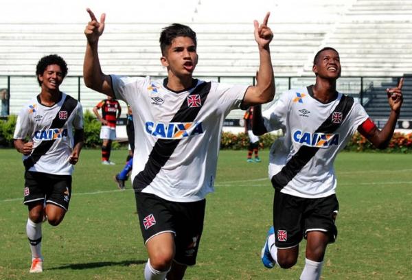 A caminho da pr-temporada com os profissionais, Andrey comemora o gol do ttulo