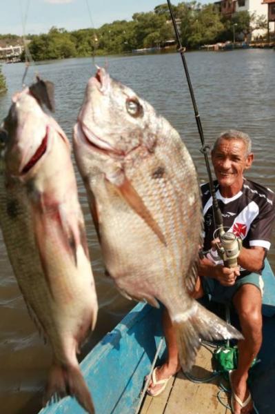 Seu Geraldo, pescador e vascano, ensina como o time de Jorginho deve pescar o Peixe