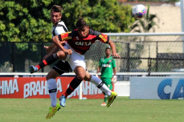 Richard sobe mais alto que Pepe para afastar o perigo da defesa